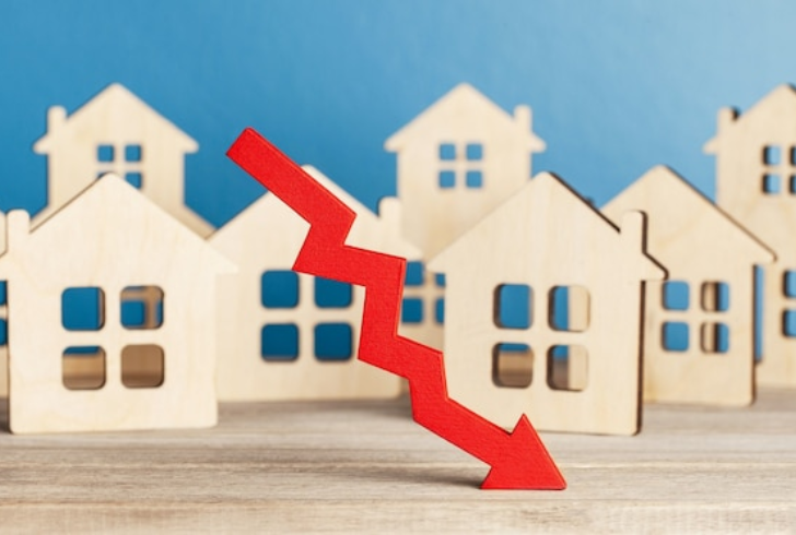 Falling mortgage rate with house icons